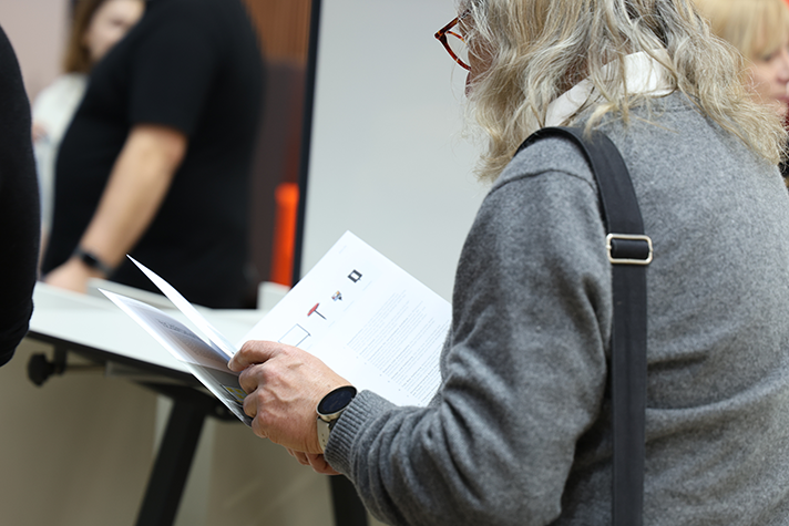 Frau blättert durch eine Broschüre von ASS Einrichtungssysteme