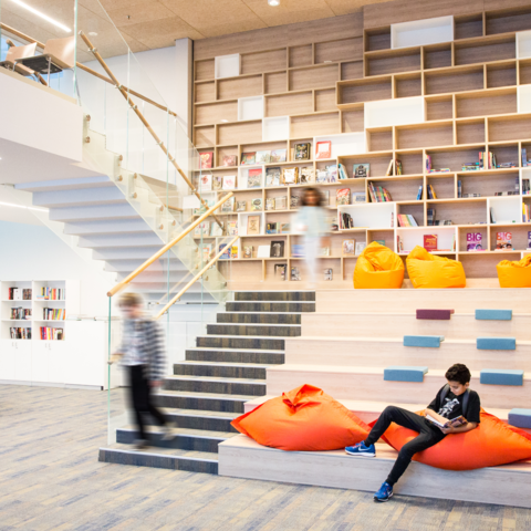 lernraum-fuer-gestalter Offener Lernraum mit Lernenden in Bewegung