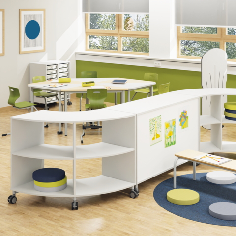 Lernbereich mit Tischgruppen, zonierenden Regalen und Akustiktrennwänden