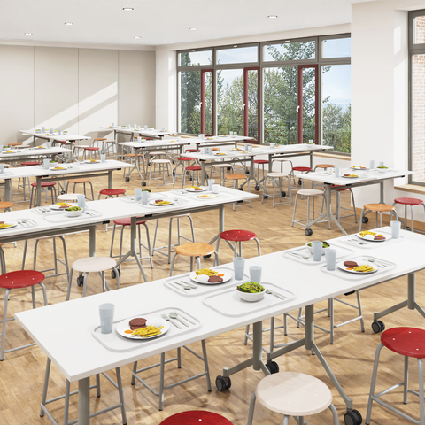 Schulmensa mit Gruppentischen und Sitzhockern