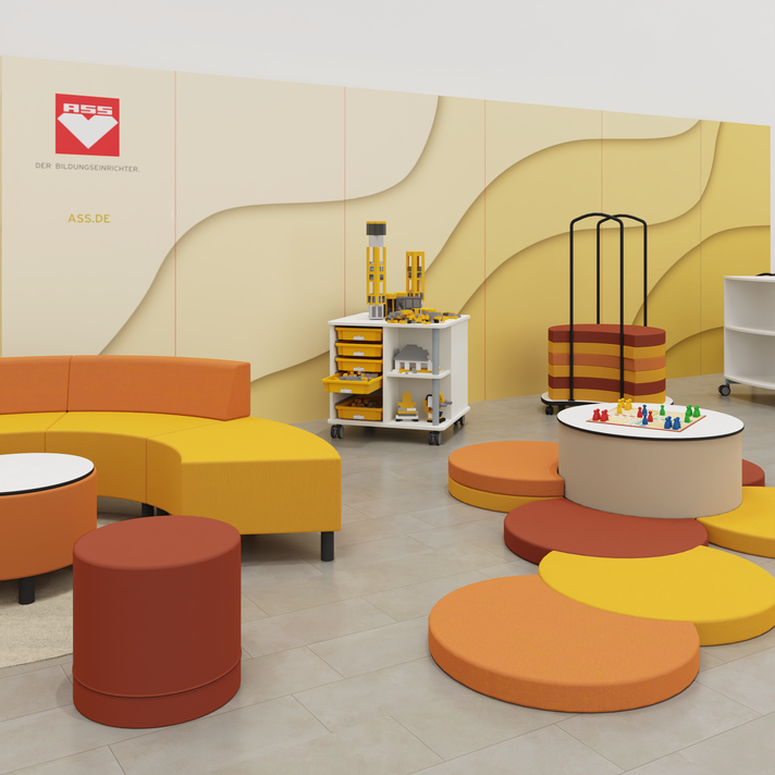 Sitzlandschaft aus Bodenmatten, Sofas und Polsterhockern auf dem Ganztagsschulkongress München