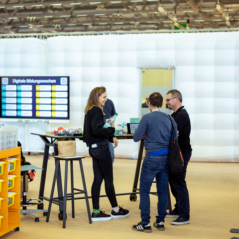 Austausch am FLEXLAB® Arbeitstisch auf der LEARNTEC Messe