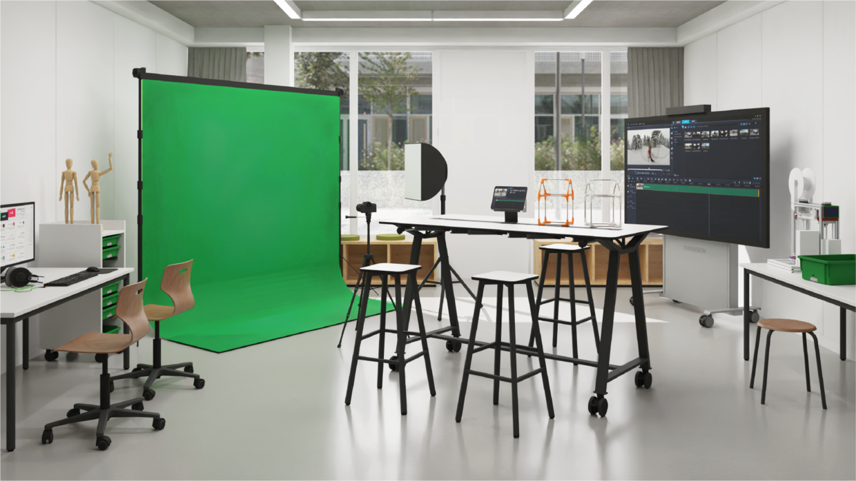 Der Gruppentisch FLEXLAB® von ASS-Einrichtungssysteme GmbH in einem Makerspace mit Greenscreen.