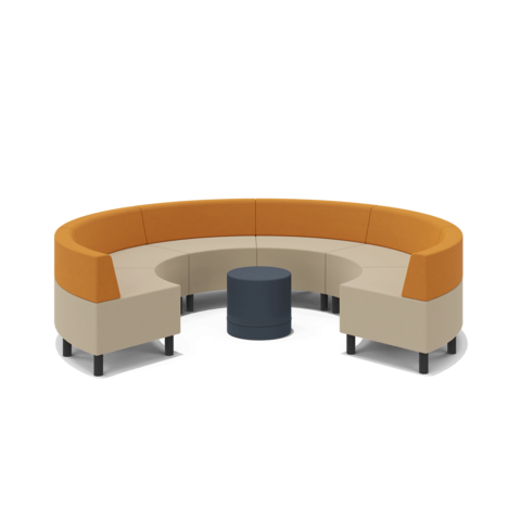 Kreisförmige Sofakombination mit Rückenlehnen und Polsterhocker in der Mitte