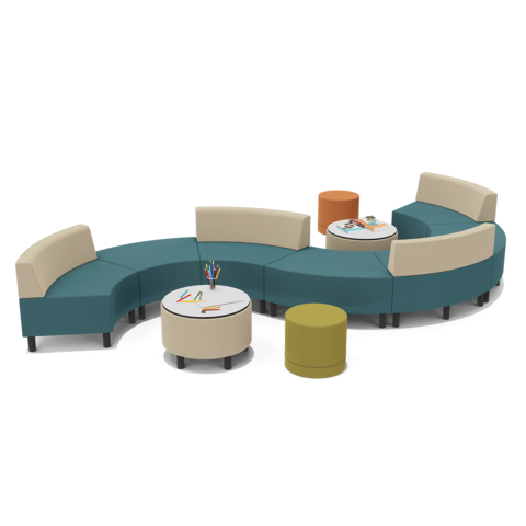 Wellenförmige Sofakombination mit Polsterhockern und Sofatisch