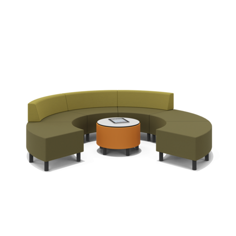 Kreisförmige Sofakombination teils mit Rückenlehnen und Polsterhocker in der Mitte