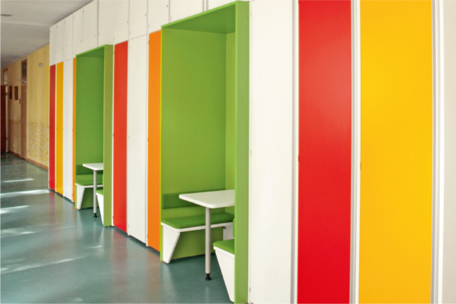schulflur-mit-arbeitsplaetzen Bild Schulflur mit Arbeitsplätzen für kollaboratives Lernen