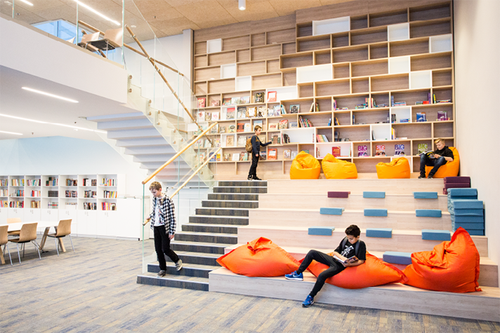 offene-lernwelt-in-schule Bild offene Lernwelt mit vielseitigen Arbeitsplätzen