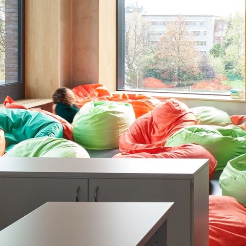 ganztag Helle Raumecke mit bunten Sitzsäcken und zwei Kindern