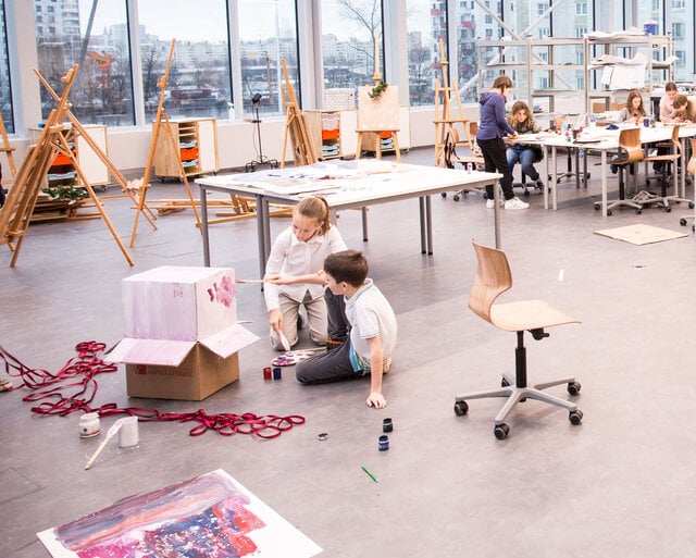 welt-begreifen Zwei Kinder bemalen einen Karton in einem Kunstraum