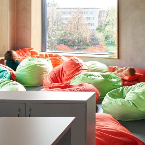 © ganztag-klein Helle Raumecke mit bunten Sitzsäcken und zwei Kindern | © ganztag-klein