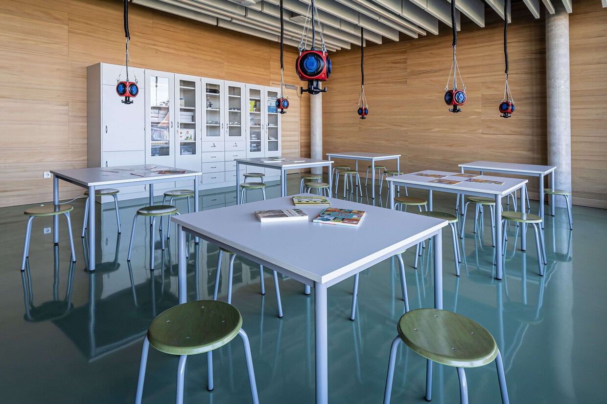 Fachraum mit Gruppentischen und PAGHOLZ Hockern von ASS-Einrichtungssysteme.