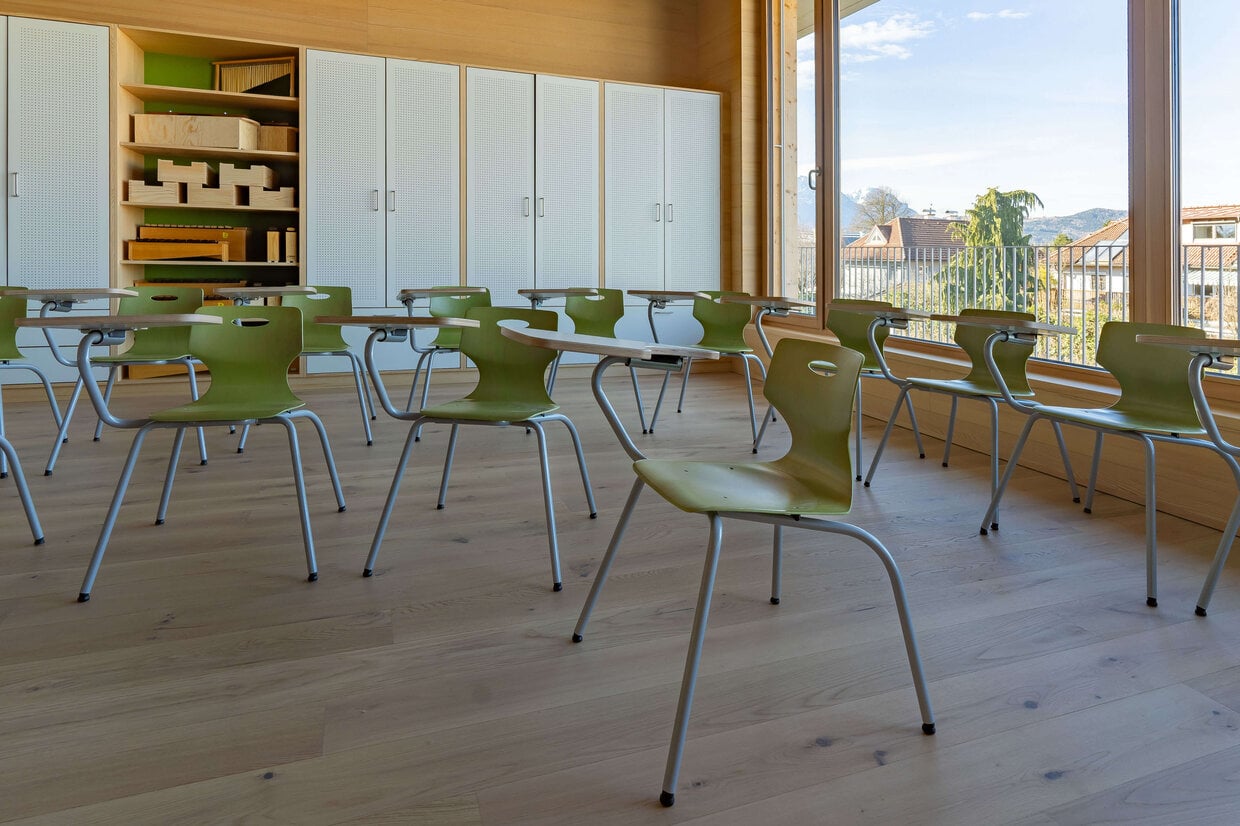 Fachraum mit PAGHOLZ Stühlen mit Schreibauflage von ASS-Einrichtungssysteme.