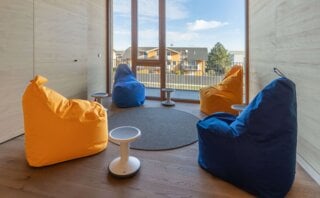 CHILL Sitzsäcke und Hocker von ASS-Einrichtungssysteme vor einem Klassenraum.