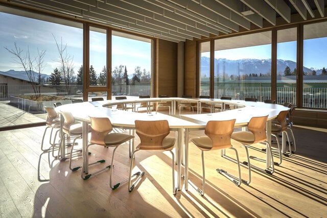 Lehrpersonenzimmer mit Besprechungstisch und PAGHOLZ Sühle von ASS-Einrichtungssysteme.