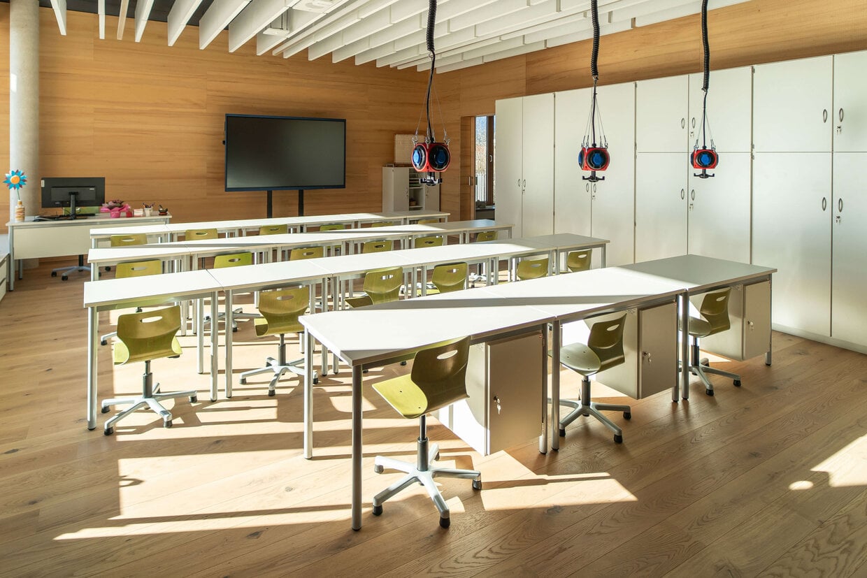 Fachraum mit PAGHOLZ Stühlen und Einzeltischen von ASS-Einrichtungssysteme.