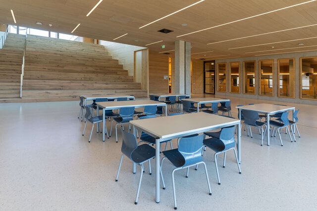 Aula mit PAGHOLZ Stühlen und Tischen von ASS-Einrichtungssysteme.