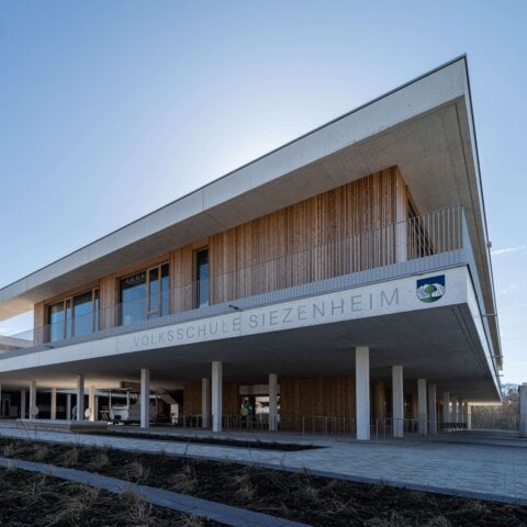 Außenansicht der Volksschule Wals-Siezenheim.
