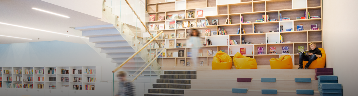 lernraum-fuer-gestalter Offener Lernraum mit Lernenden in Bewegung